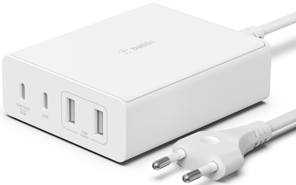 Un adaptateur secteur Belkin blanc avec plusieurs ports USB et une prise d'alimentation.