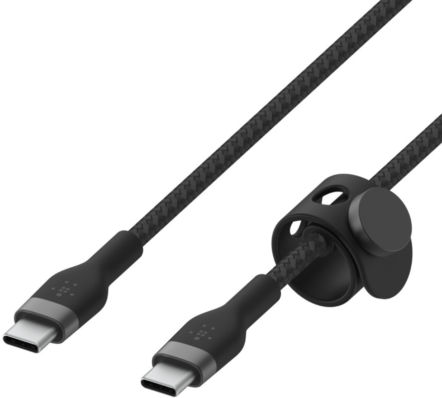 Câble USB-C Belkin noir avec un organiseur de câbles. Le câble est tressé.