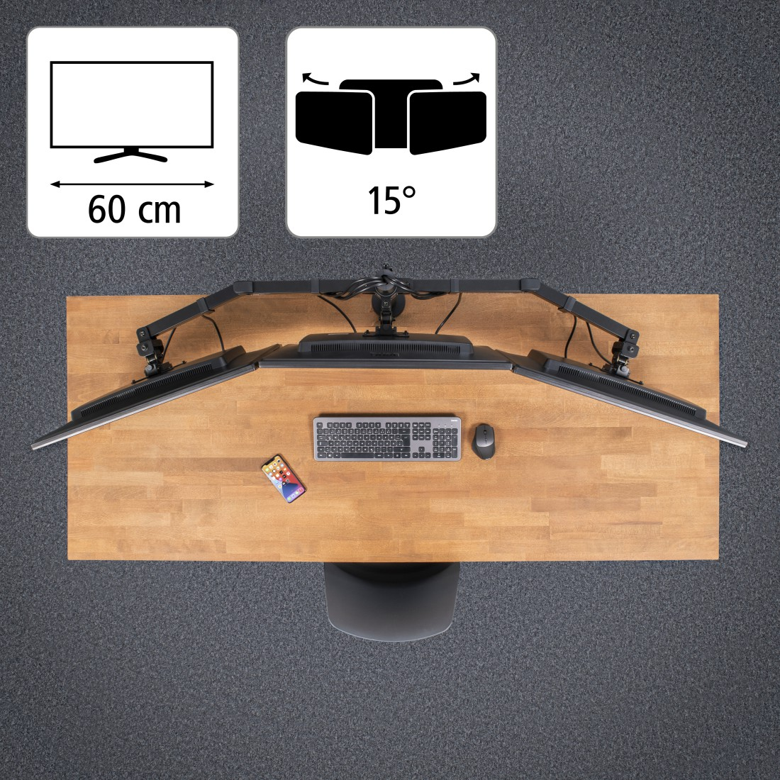 Schreibtisch mit drei Monitoren, Tastatur, Maus und Smartphone, Draufsicht.