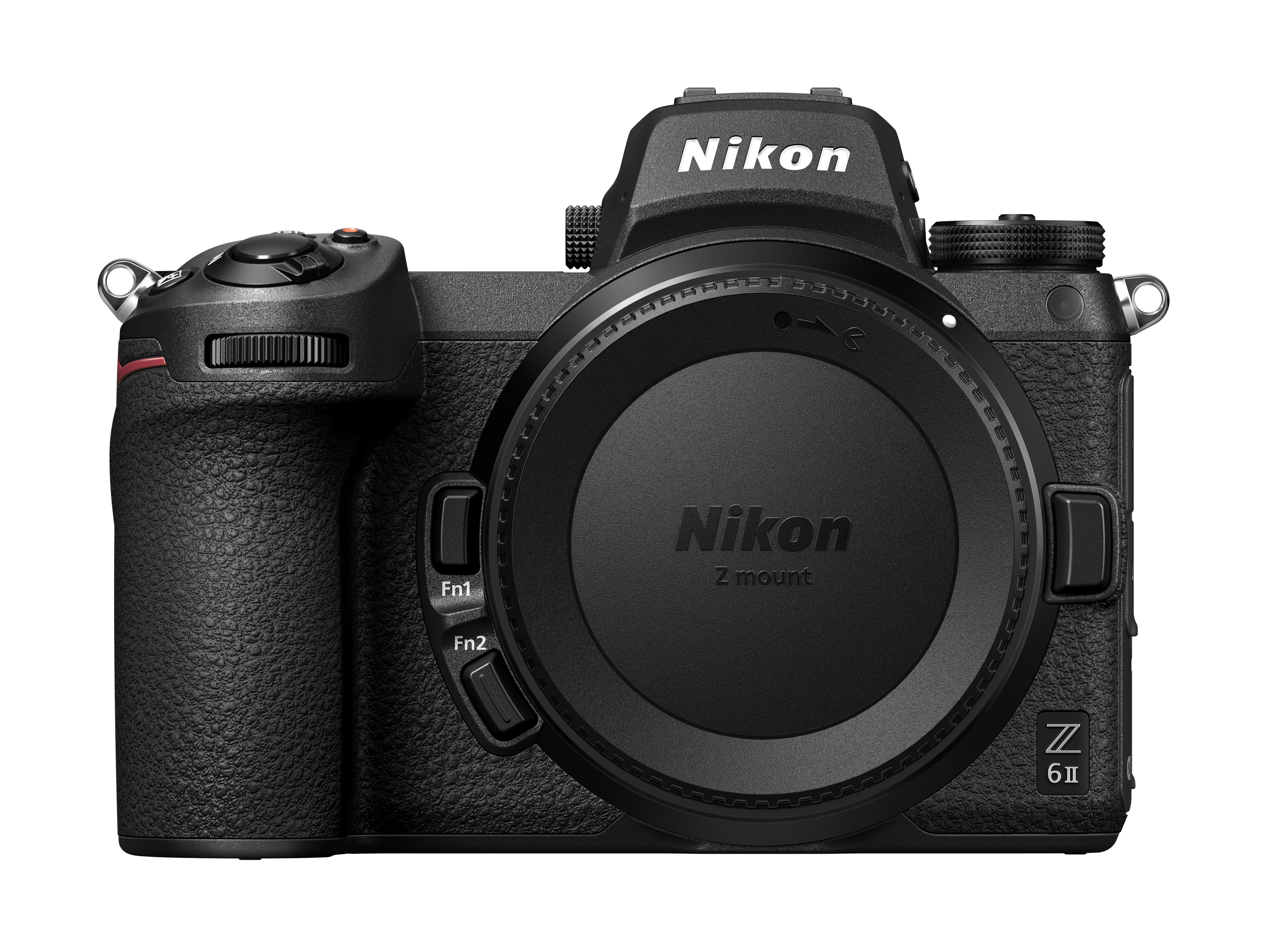 Nikon Kamera mit Objektivdeckel. Vorderansicht, schwarzer Korpus, silberne Akzente.