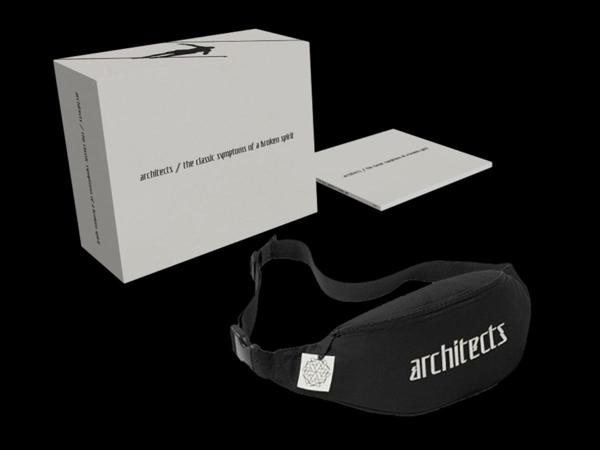 Schwarze Bauchtasche mit weißem "architects" Text. Schachtel und Karte mit Text im Hintergrund.