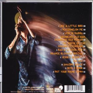 Rückseite einer CD-Hülle mit einem Mann, der Mundharmonika spielt. Songtitel sind aufgelistet.