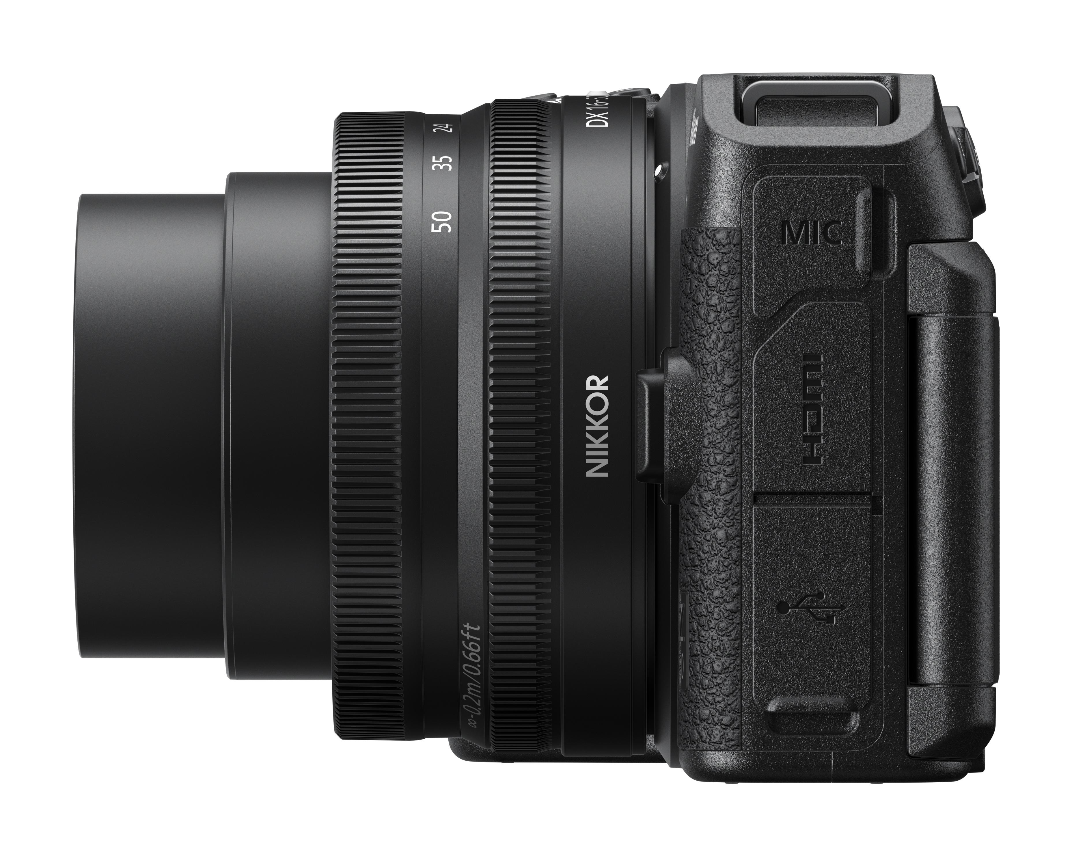 Eine Seitenansicht einer schwarzen Nikon Kamera mit angesetztem Objektiv.