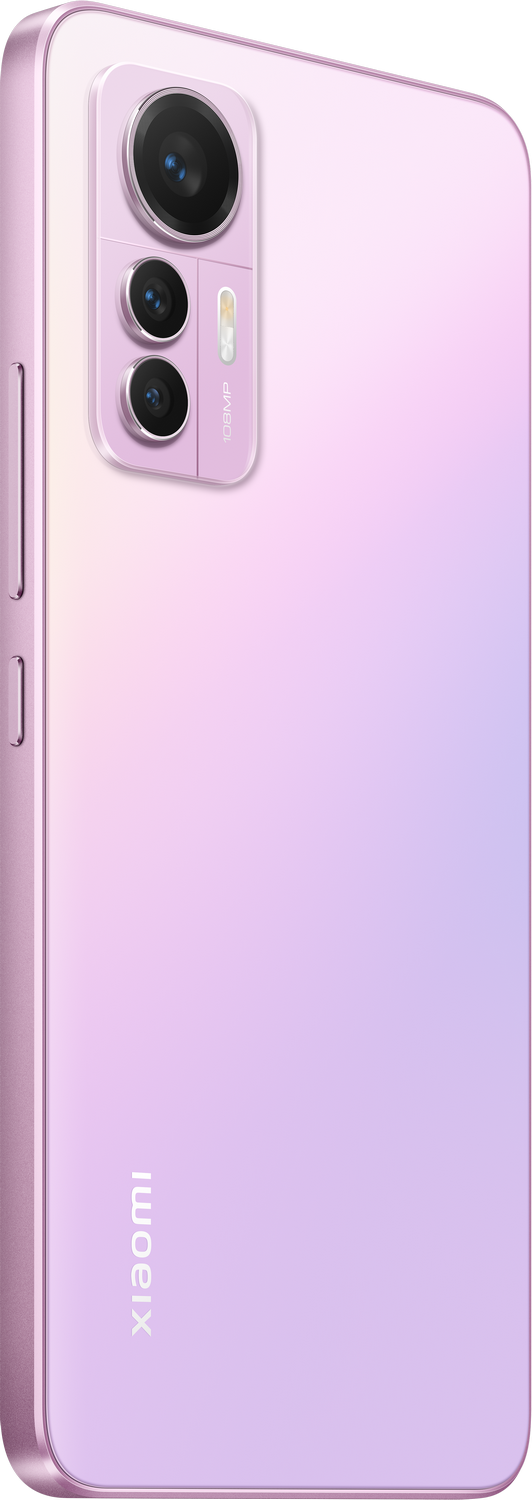 Teléfono rosa con lentes de cámara y flash en la parte trasera. El teléfono se sostiene en ángulo.