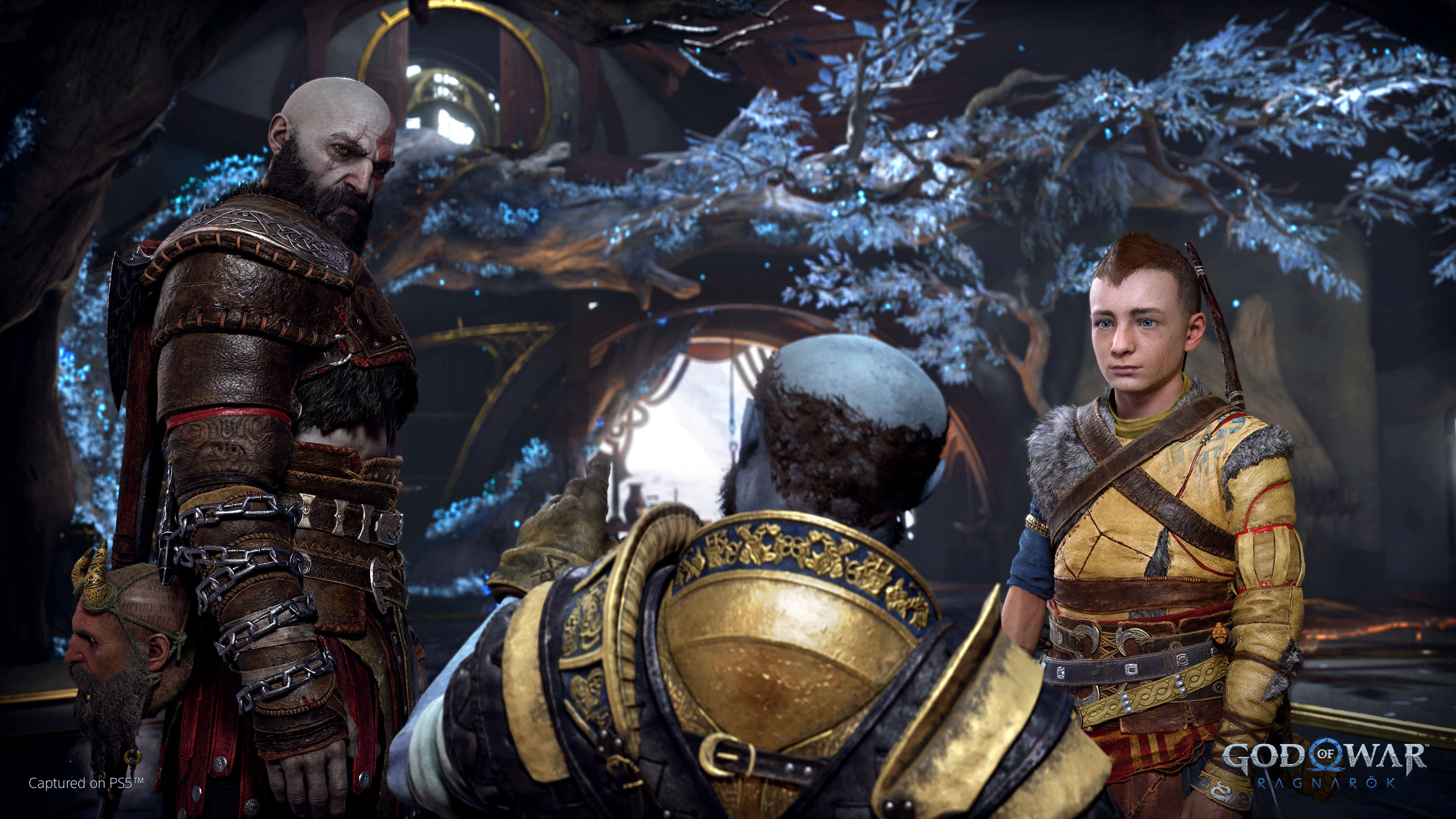 Drei Charaktere aus God of War Ragnarok unterhalten sich in einer Szene mit detaillierter Umgebung.