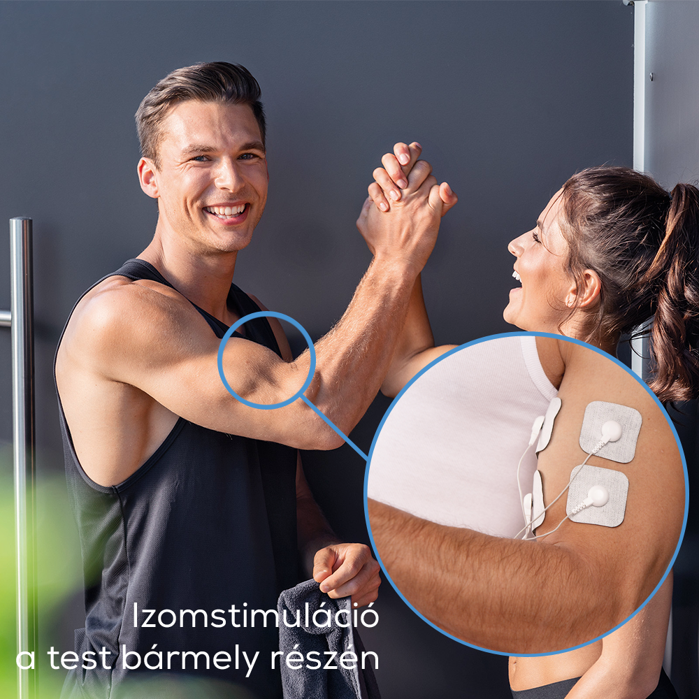 Férfi és nő mosolyog, izomstimuláló párnákkal a férfi karján.