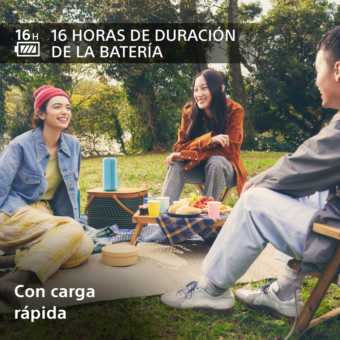Tres personas en un picnic con un altavoz y texto que indica 16 horas de duración de la batería.