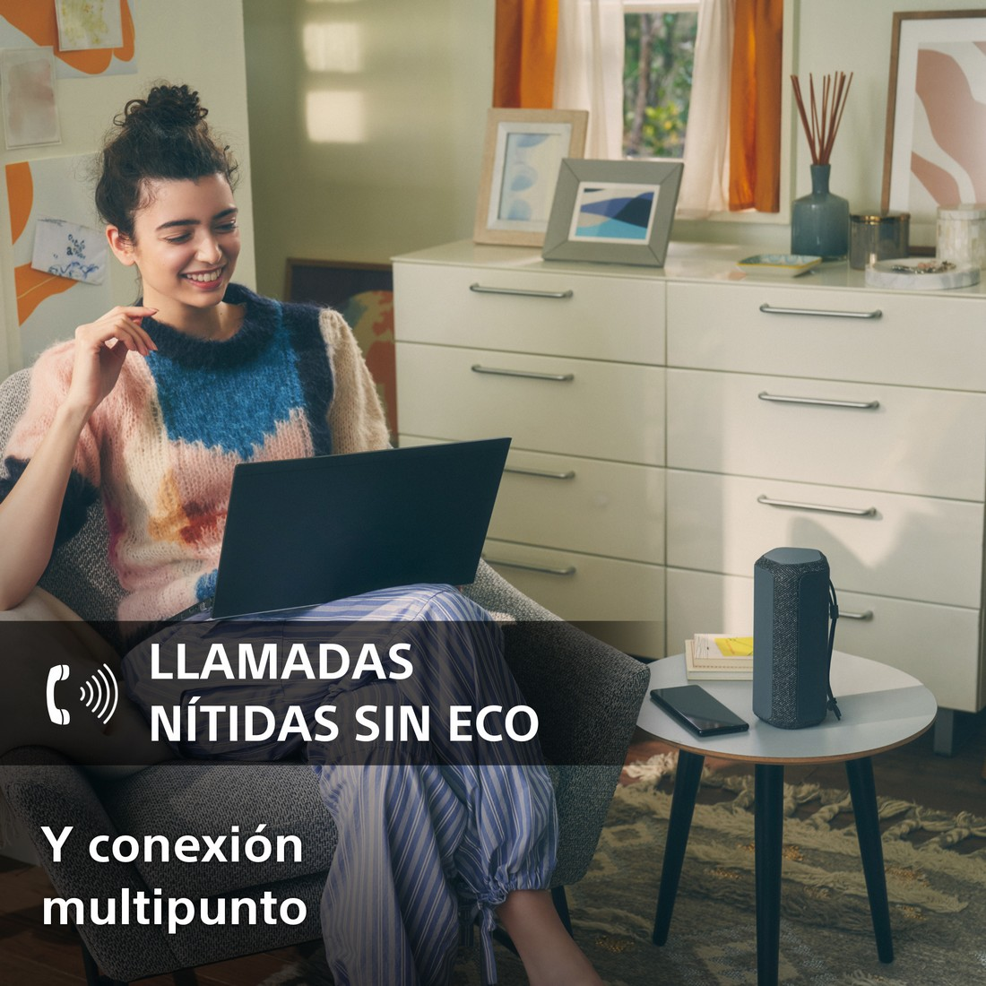 Una mujer usando una laptop, con un altavoz al lado. El texto dice: Llamadas claras sin eco.