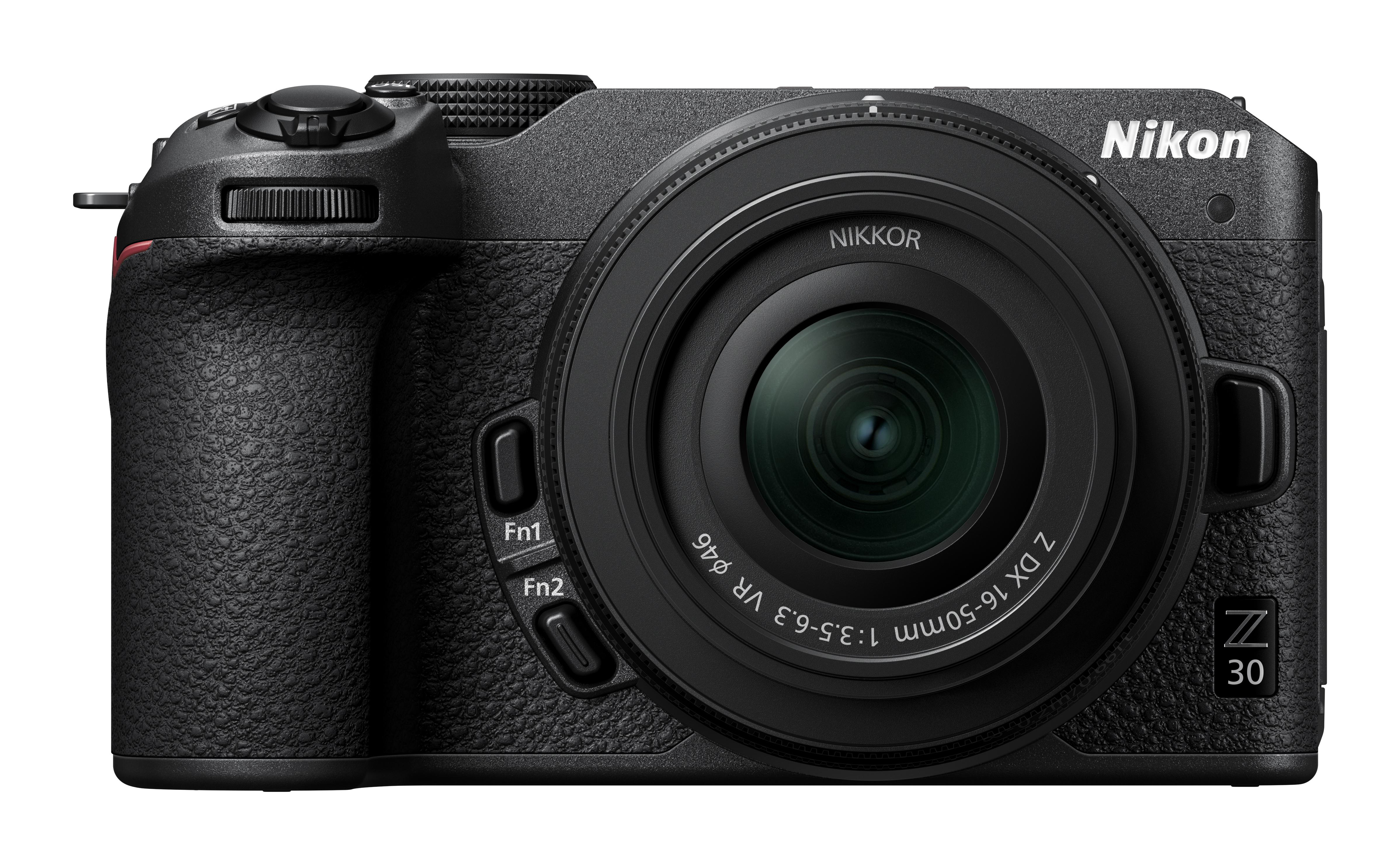 Schwarze Nikon Z 30 Kamera mit Objektiv. Sie hat einen strukturierten Griff und ein Objektiv mit sichtbarem Frontelement.