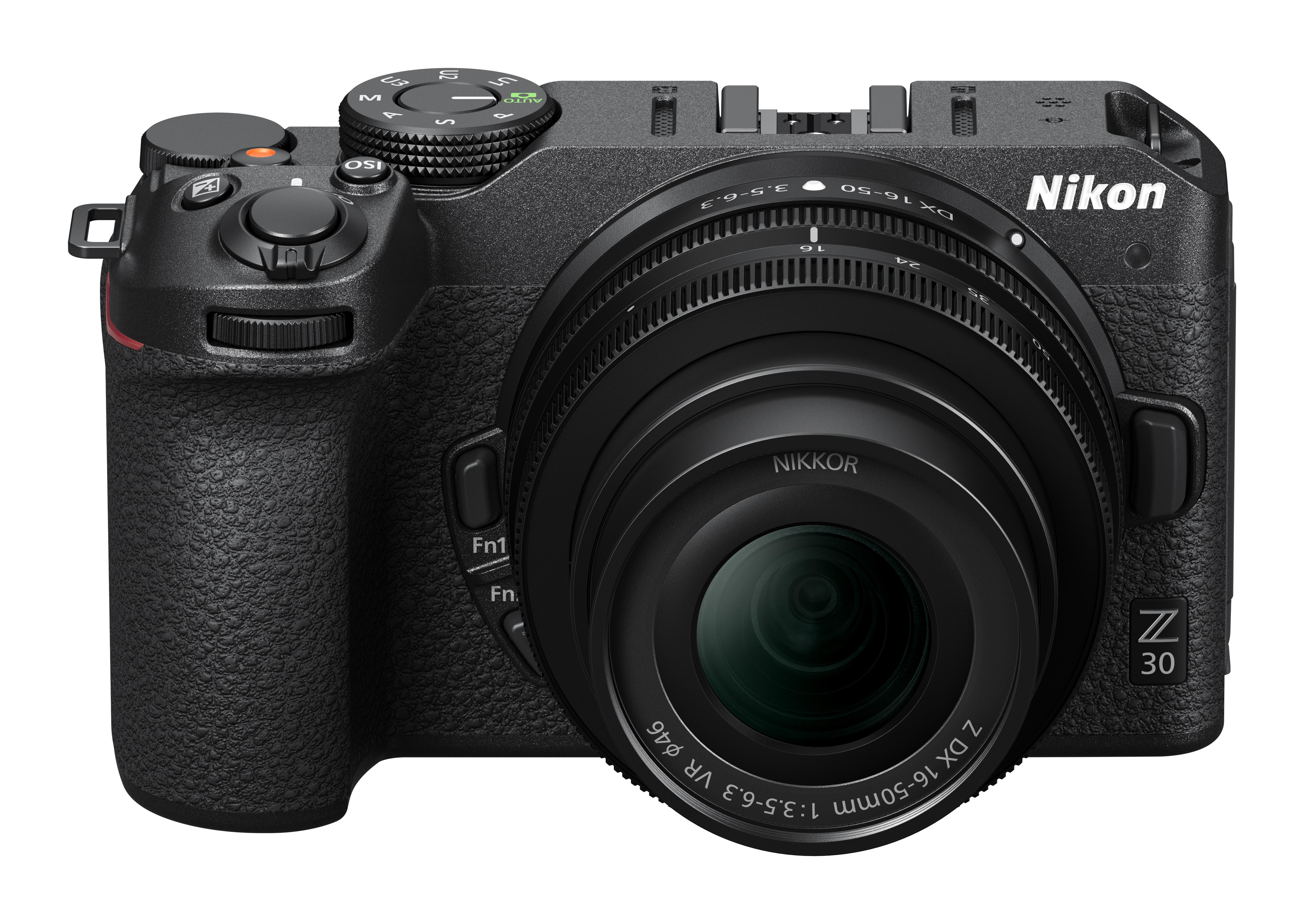 Schwarze Nikon Z 30 Kamera auf weißem Hintergrund. Sie hat ein Objektiv.