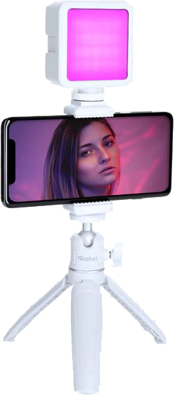 Okostelefon állványon fehér fénnyel. Nő a telefon képernyőjén.
