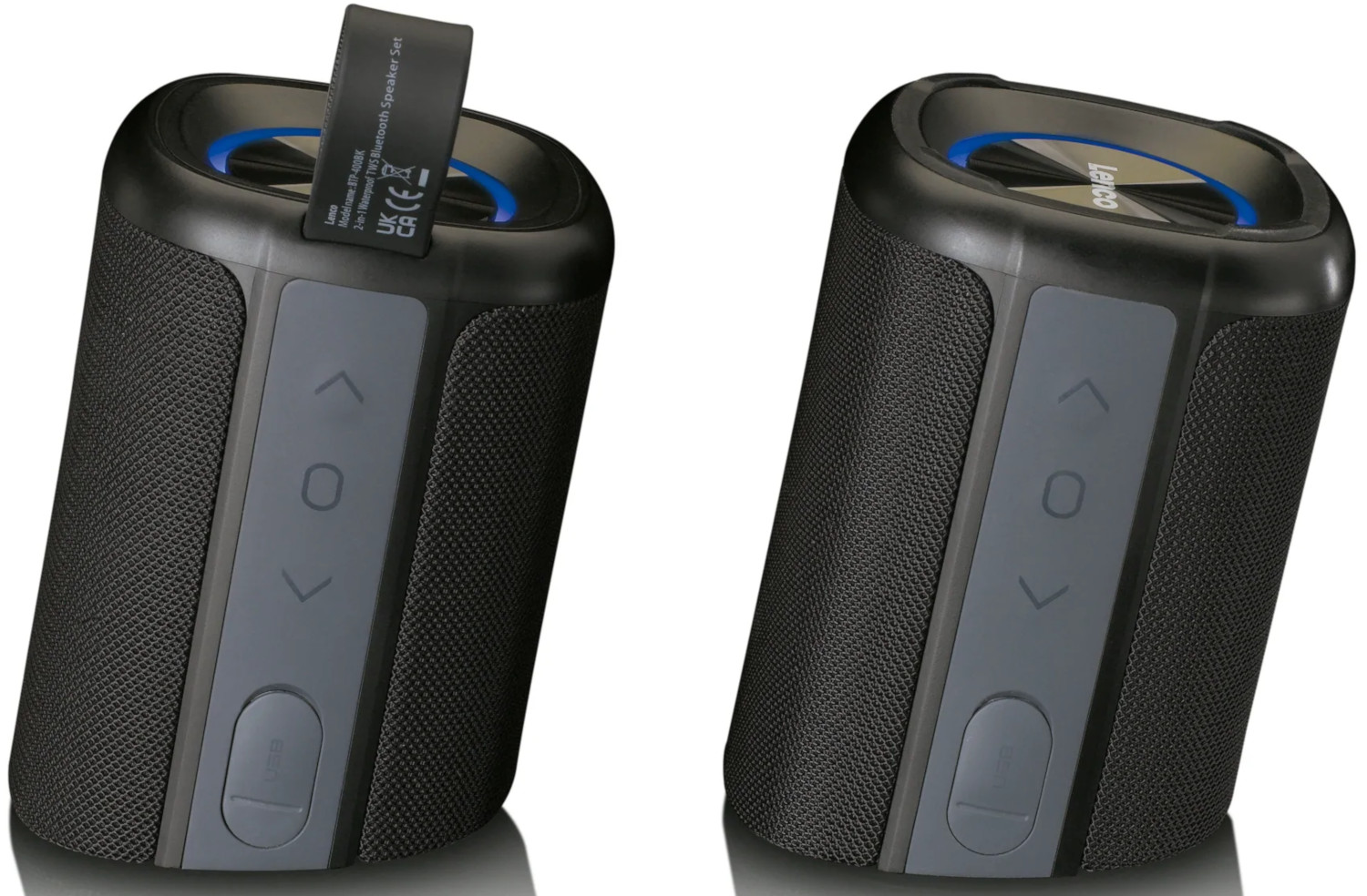 Zwei schwarze Bluetooth-Lautsprecher. Jeder Lautsprecher hat Bedientasten und einen Griff. Weißer Hintergrund.