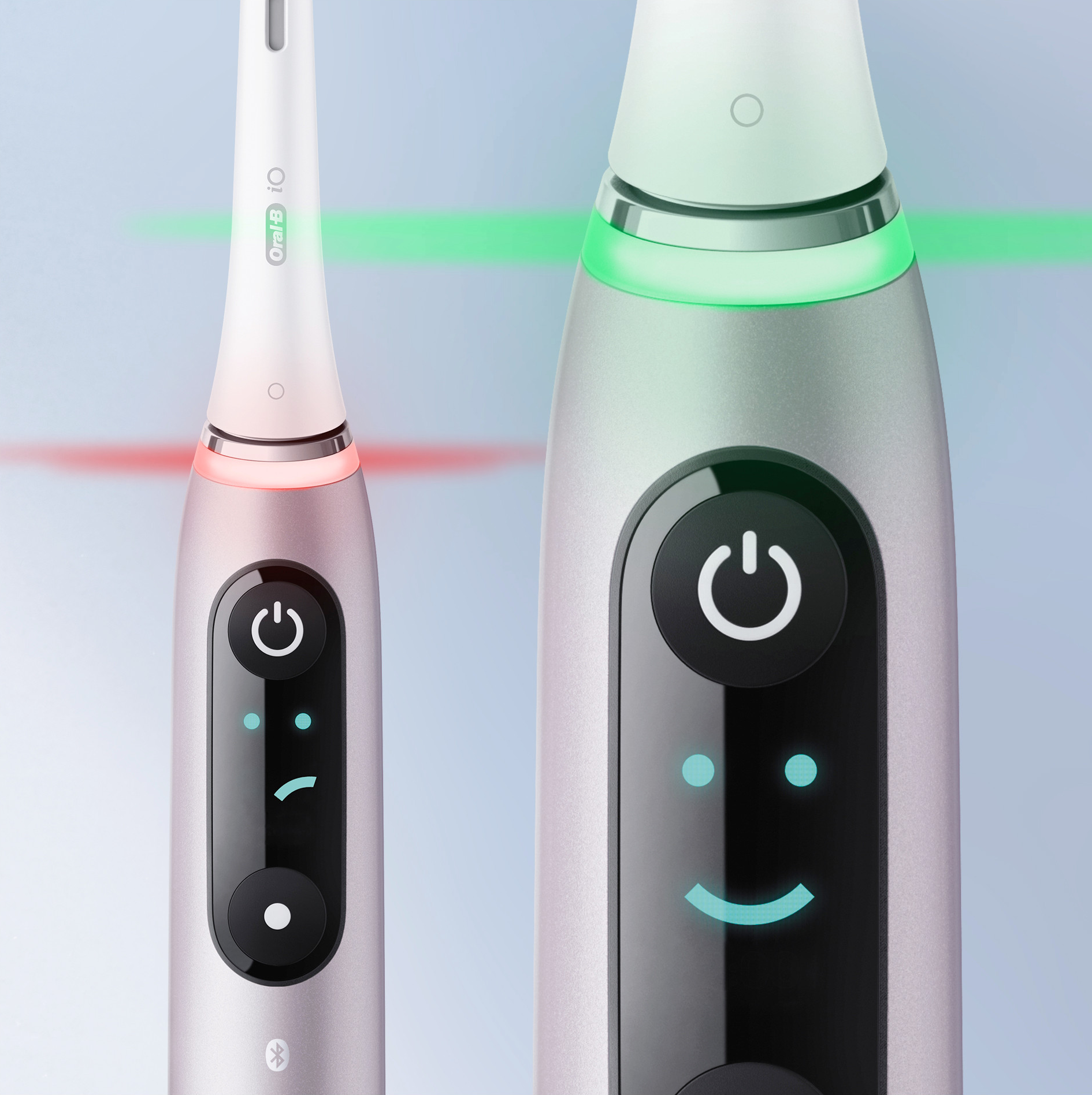 Due spazzolini elettrici, uno rosa, uno argento, con diverse indicazioni luminose sul display.
