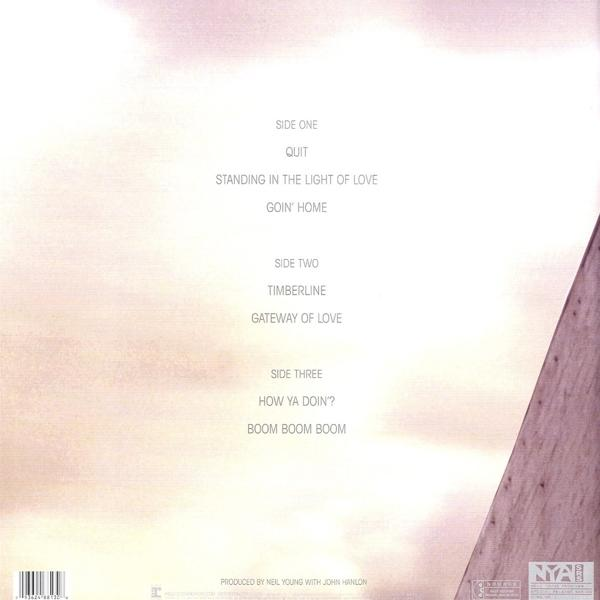 Egy album hátlapja a számlistával. Fehér szöveg világos háttéren. Neil Young említve van.