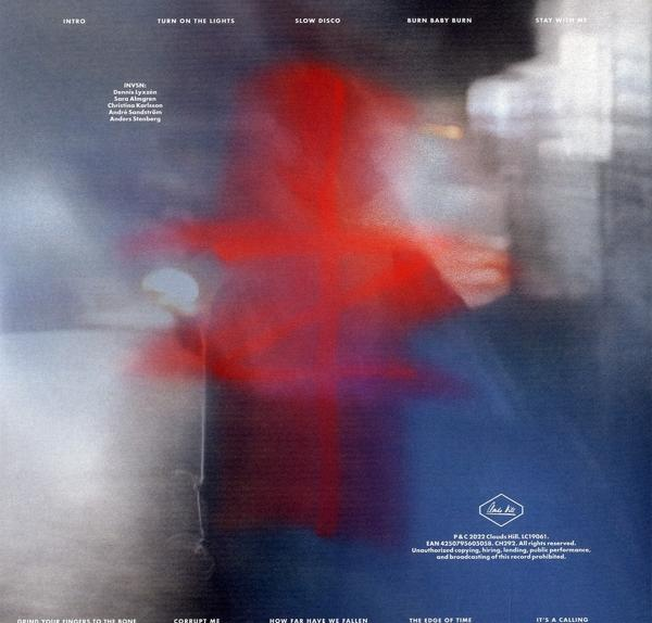 Albumcover mit roter kreuzförmiger Form in der Mitte. Text verschwommen.