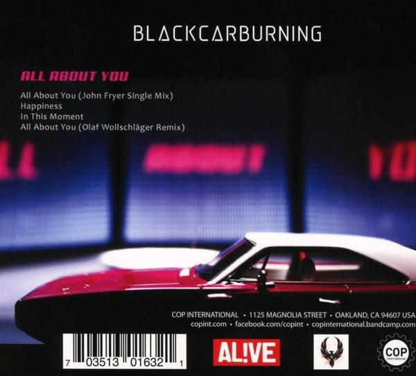 Albumcover mit Titelliste und einem Bild eines roten Autos. Der Albumtitel lautet 'Blackcarburning'.