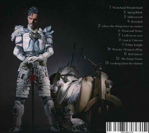 Rückseite eines Albums. Es zeigt einen Mann in Rüstung, einen Roller und eine Trackliste.