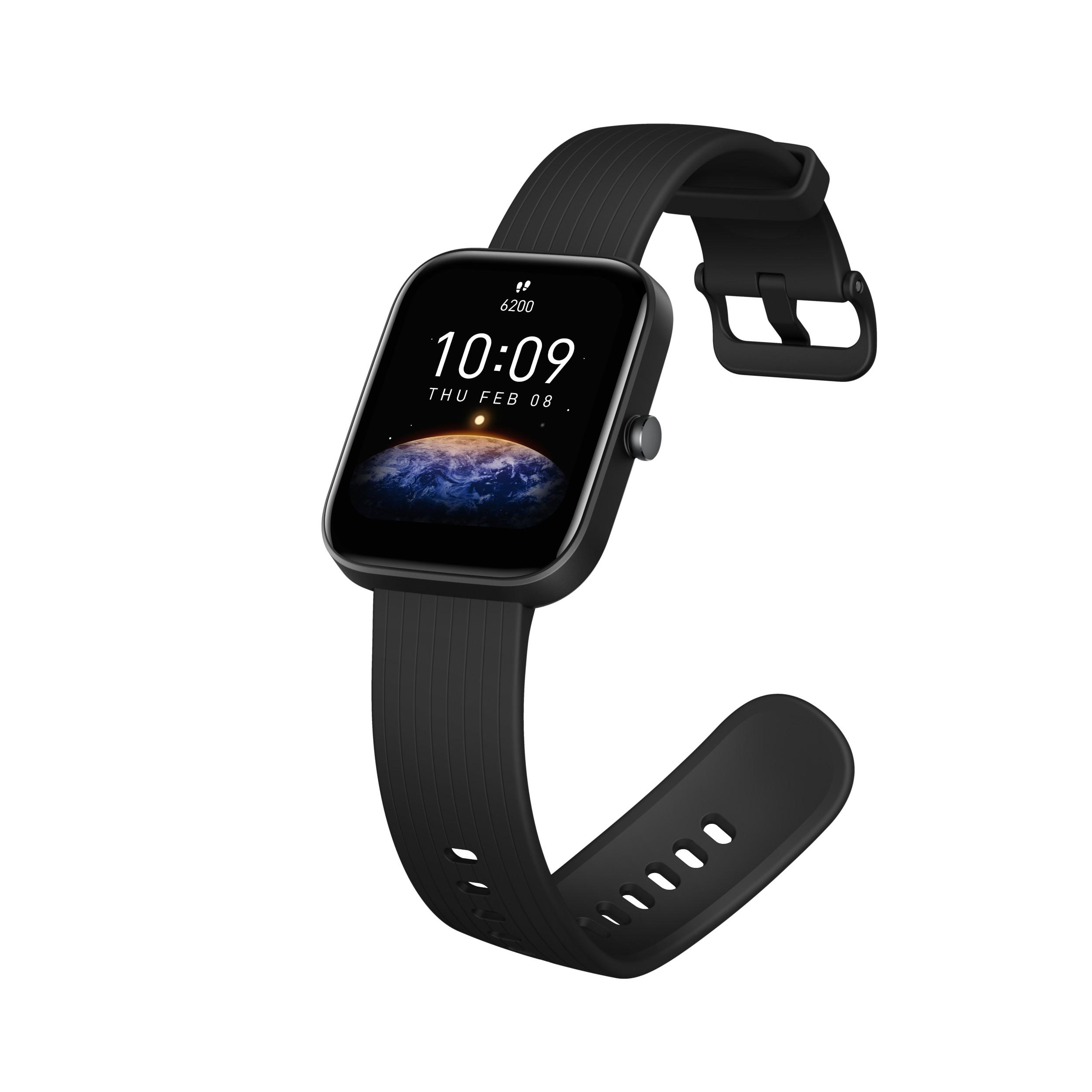 Schwarze Smartwatch mit Zeitanzeige und schwarzem Armband. Das Band auf weißem Grund.