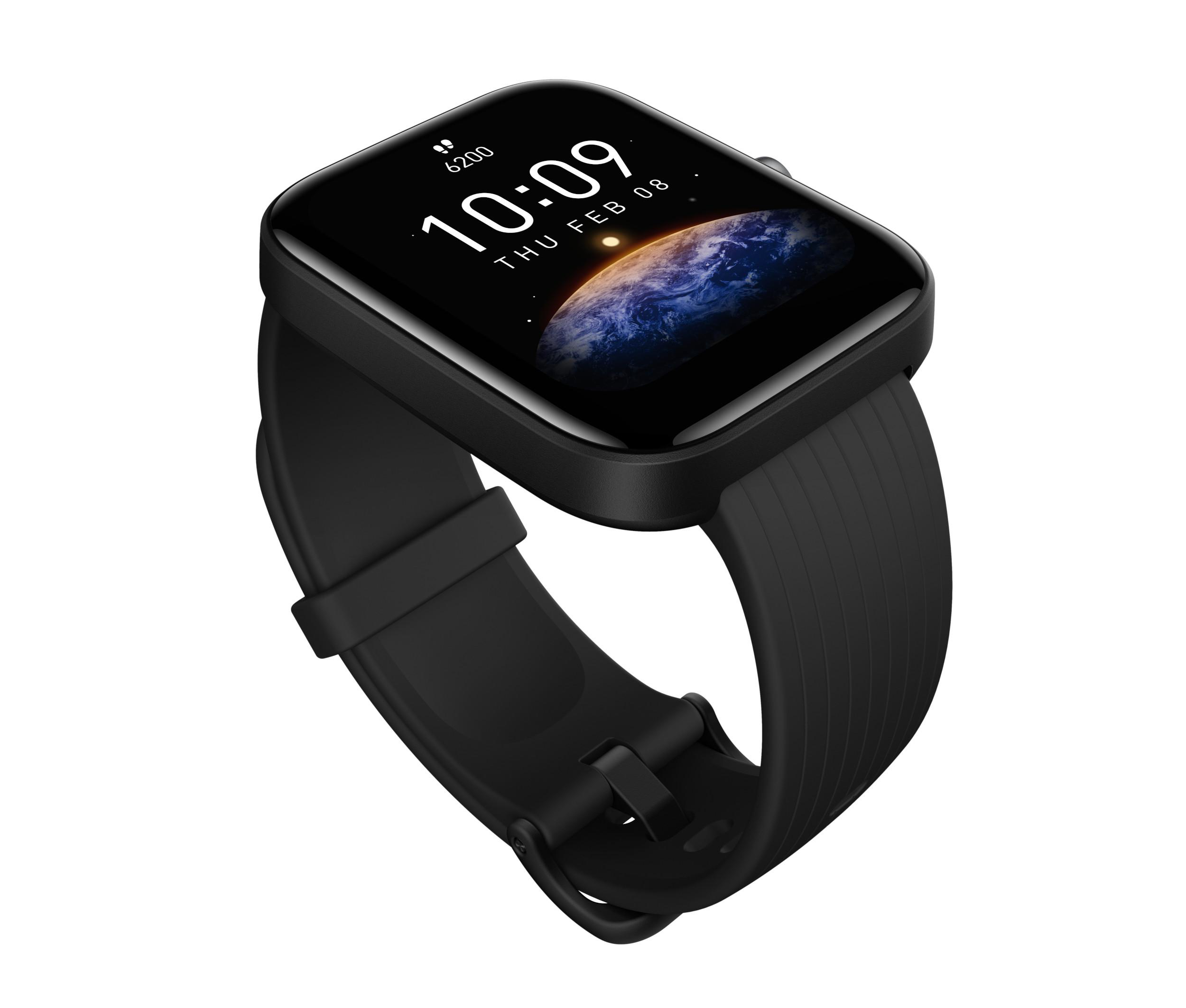 Schwarze Smartwatch mit schwarzem Armband. Anzeige zeigt Zeit und Erde.