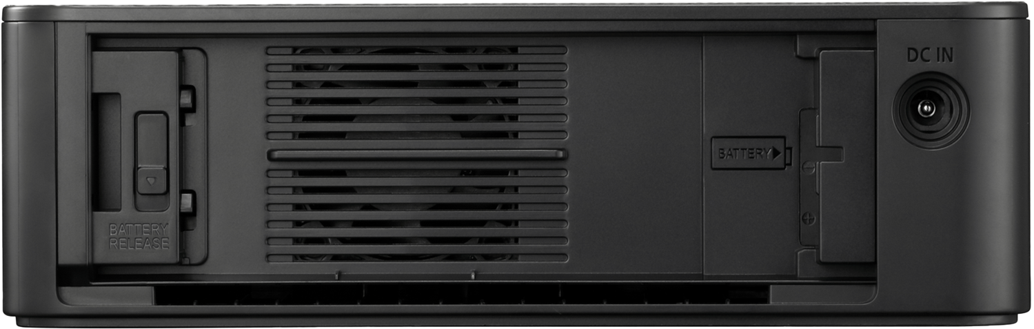 Die Rückseite eines schwarzen Geräts mit Lüfter, Batterieschacht und Gleichstromeingang.
