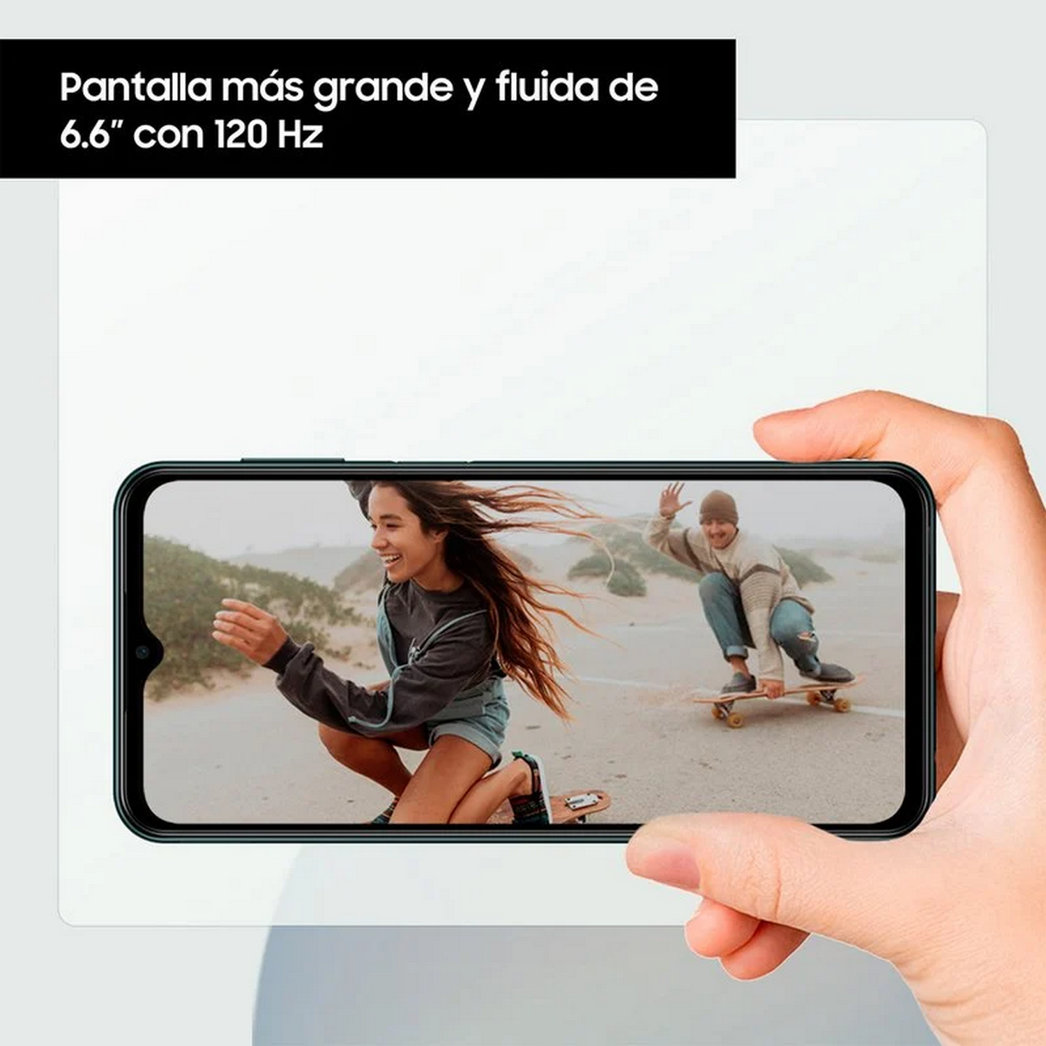 Mano sosteniendo un teléfono mostrando una escena de playa con texto.