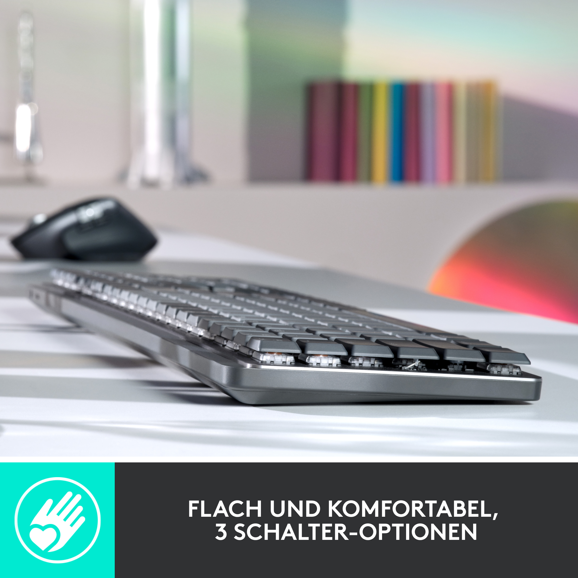 Eine flache, graue Tastatur mit einer schwarzen Maus auf einem weißen Schreibtisch in einem modernen Büro.