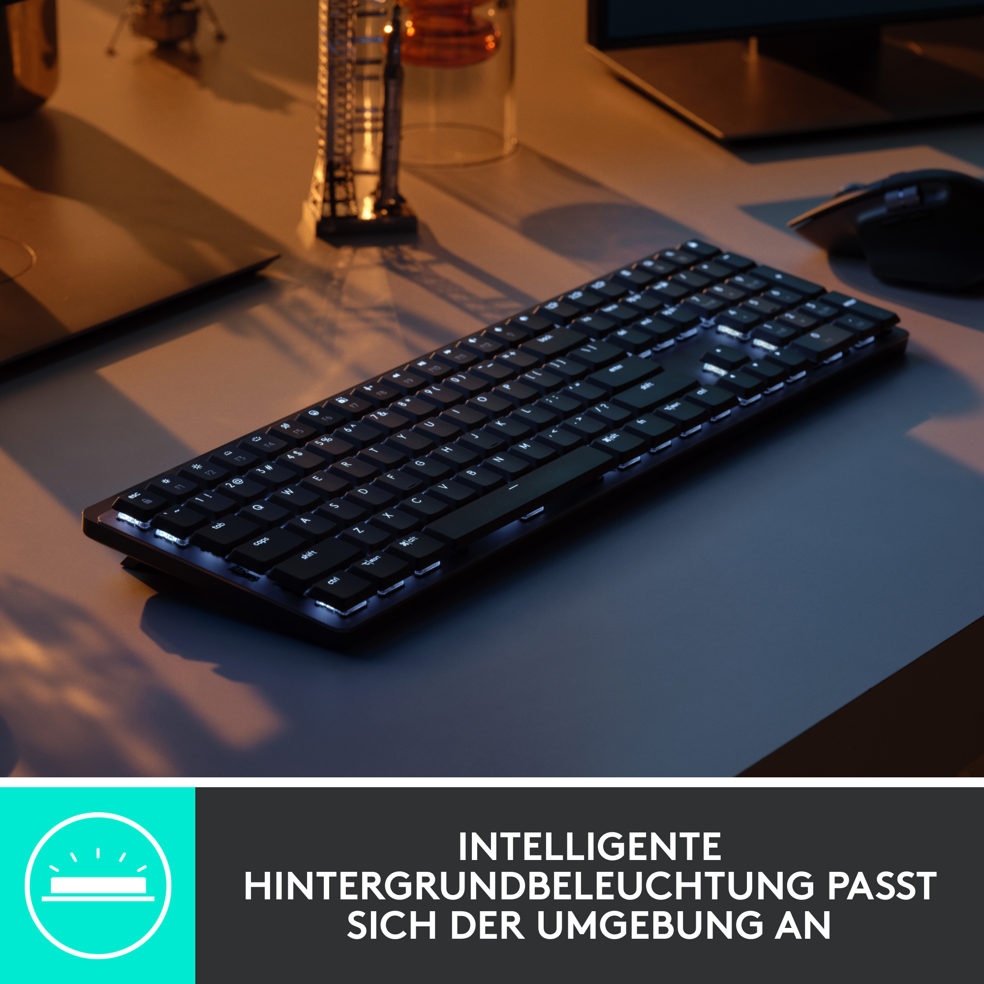 Schwarze Tastatur mit beleuchteten Tasten und Text über Umgebungsbeleuchtung.