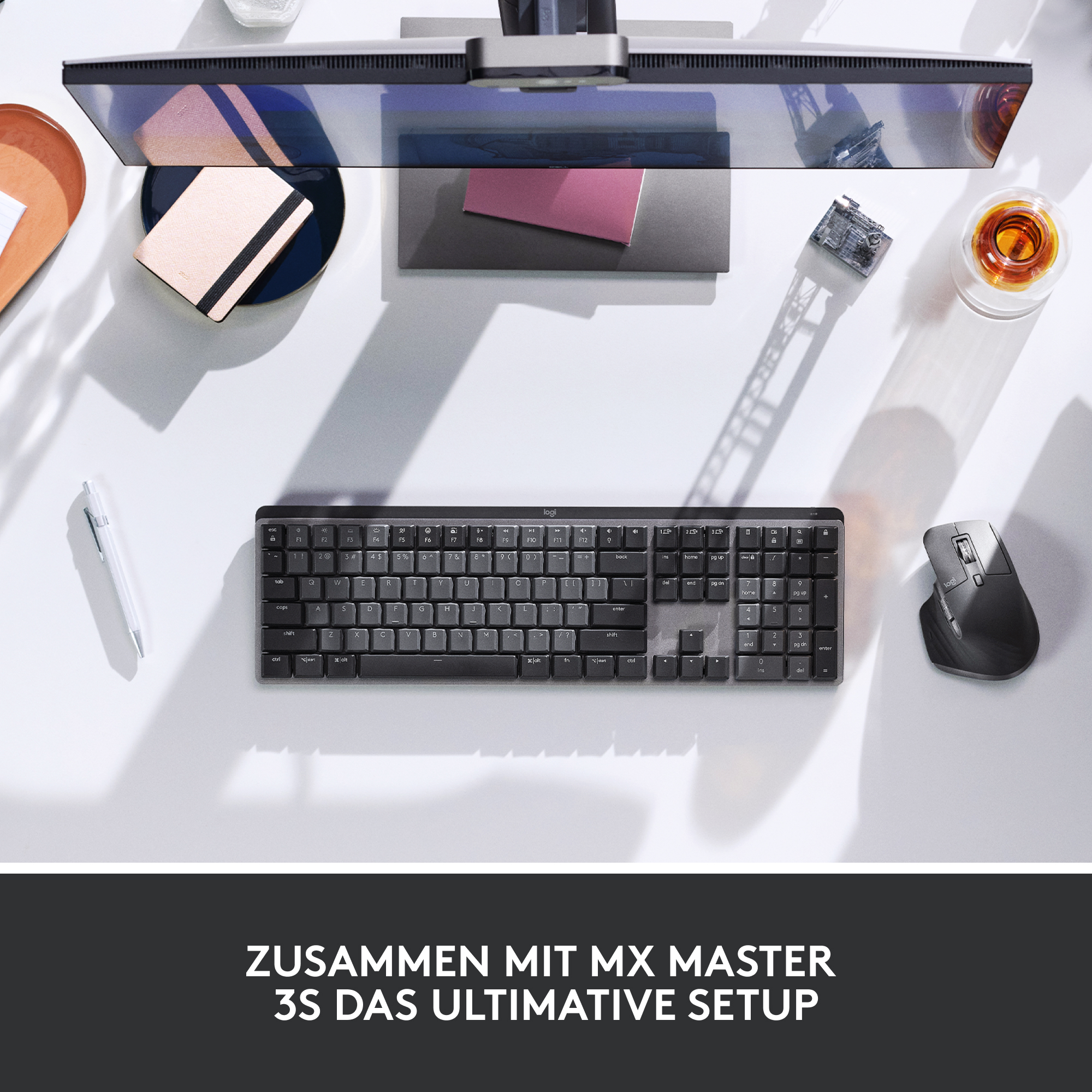 Draufsicht auf eine schwarze Tastatur, Maus und Monitor auf einem weißen Schreibtisch. Text unten: ULTIMATE SETUP.