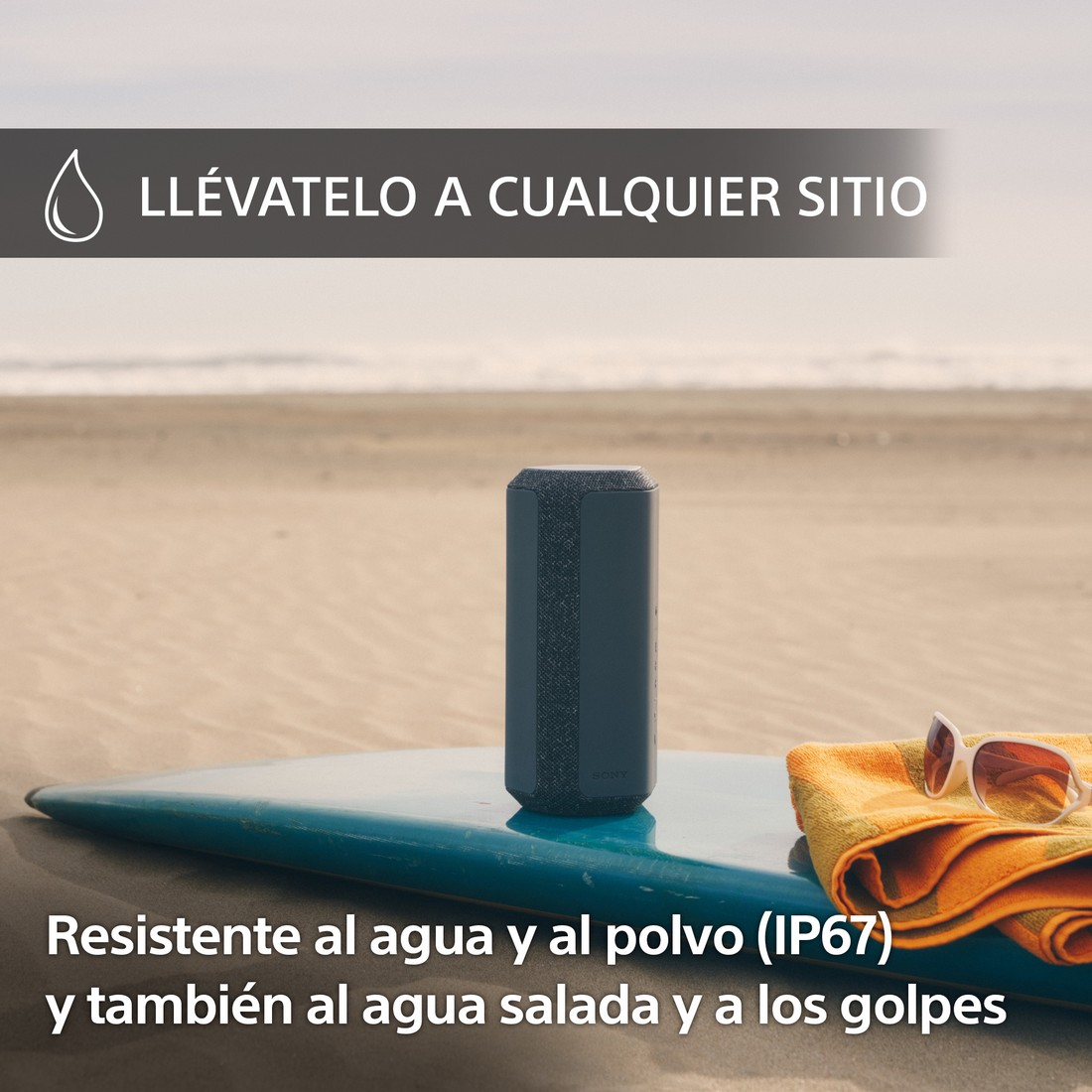 Un altavoz en una tabla en la playa con gafas de sol y una toalla. El texto dice: resistente al agua, al polvo y al agua salada.