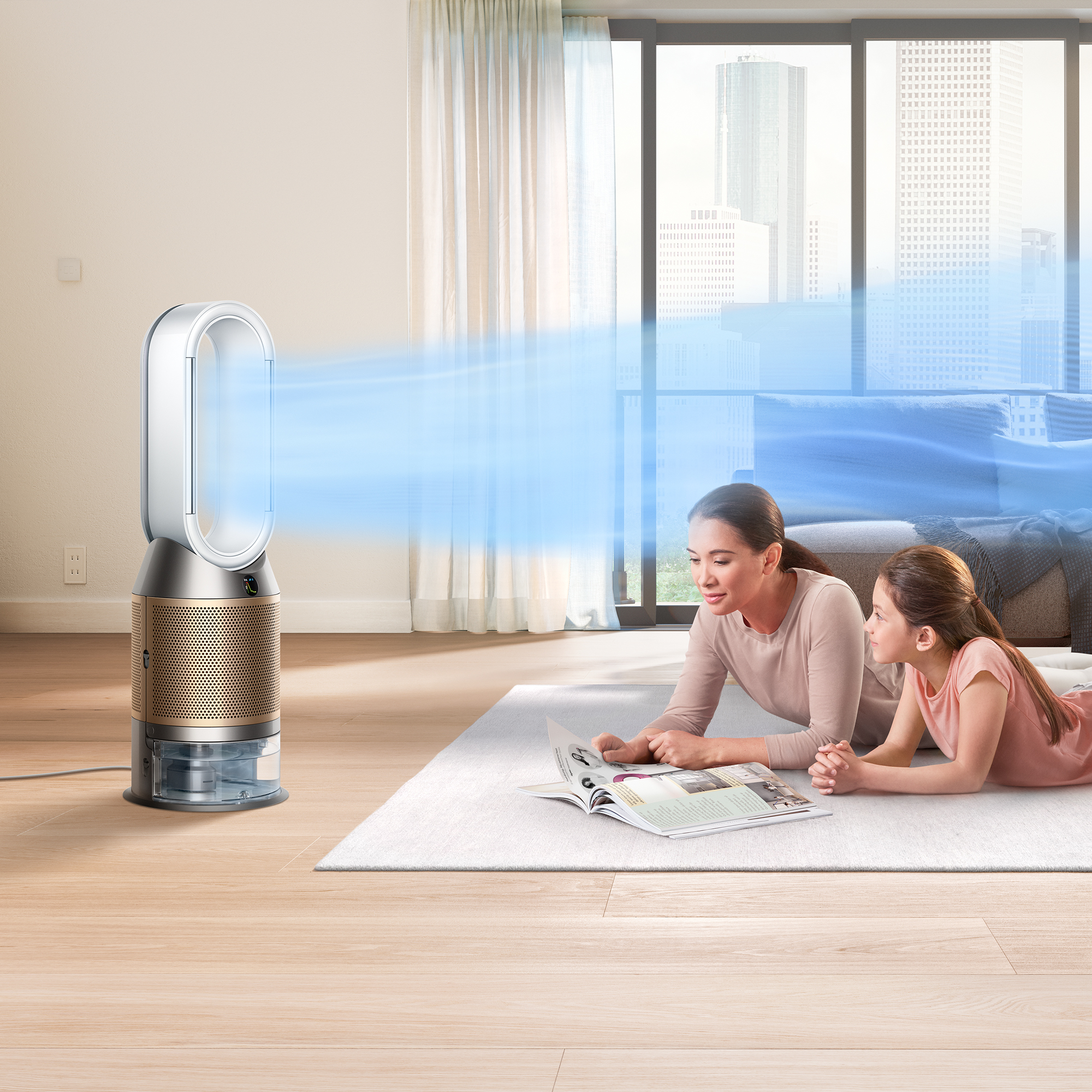 Vrouw en kind lezen bij een ventilator en een raam met uitzicht op een skyline.
