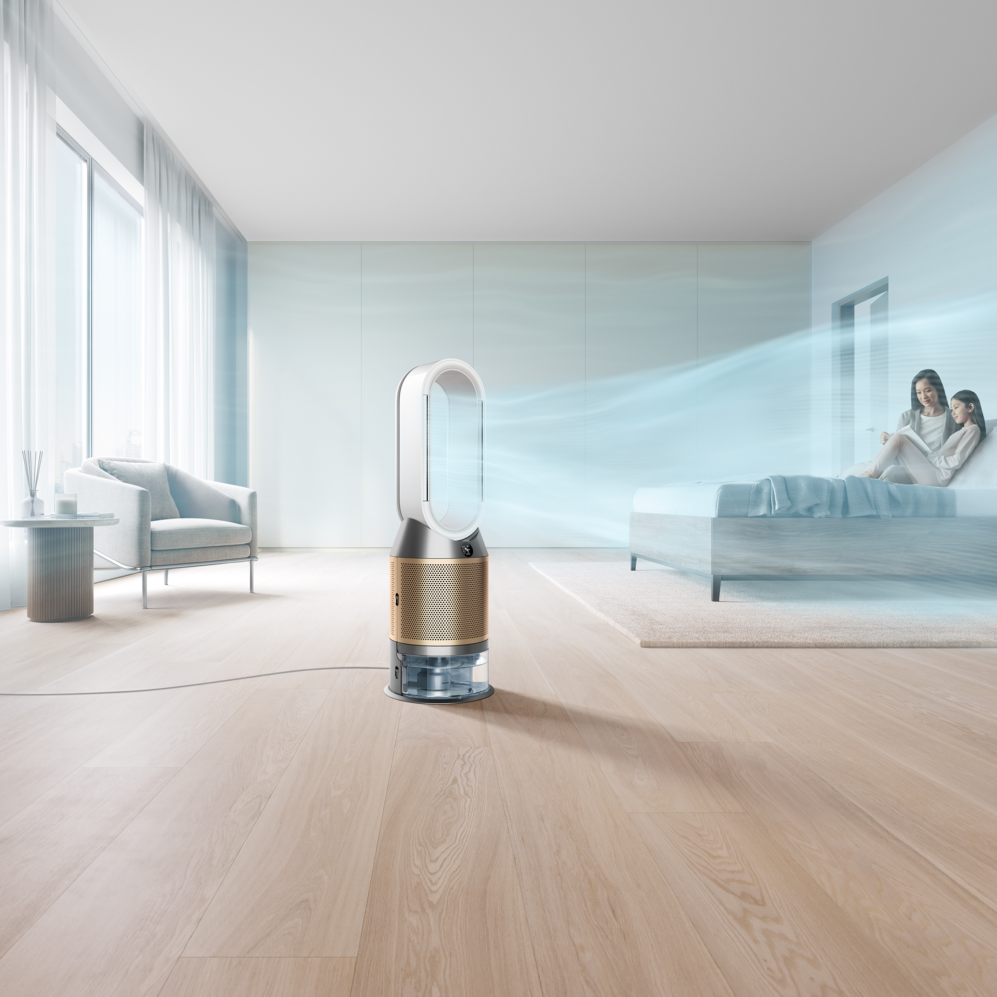 Een kamer met een Dyson luchtreiniger die lucht blaast naar twee mensen op een bed. Houten vloer.
