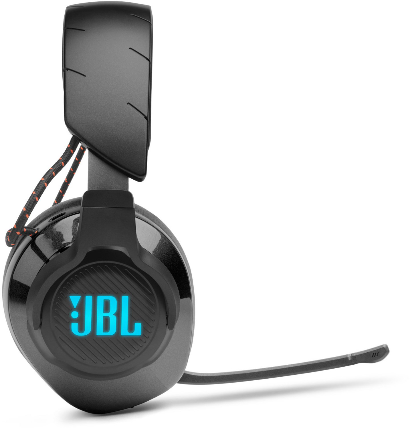Zwarte JBL gaming-headset met een blauw verlicht logo en een microfoon, op wit.