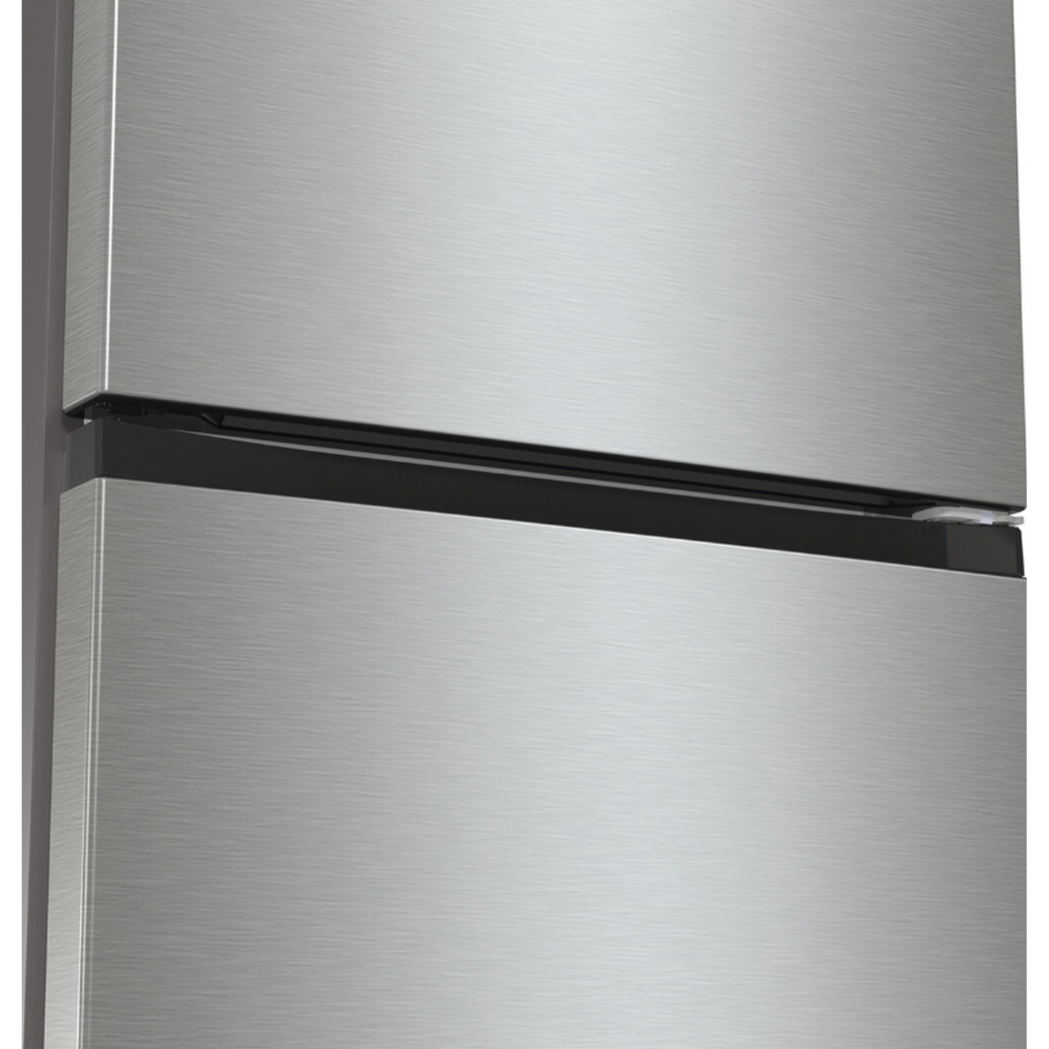 Primer plano de un refrigerador de acero inoxidable, mostrando las puertas superior e inferior.