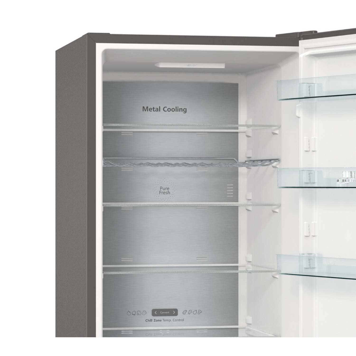 Refrigerador abierto que muestra el panel trasero de enfriamiento de metal, estantes y una sección con controles.