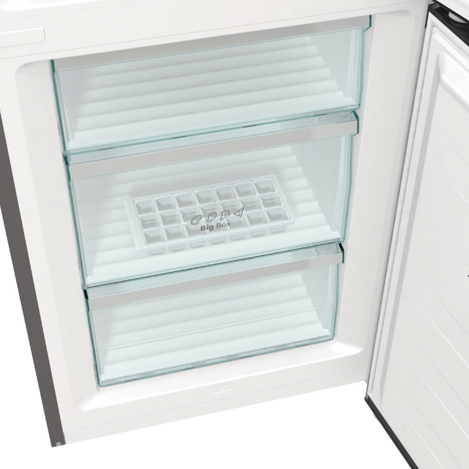 Compartimento del congelador de un refrigerador. Se ven dos cajones, uno con una cubitera.