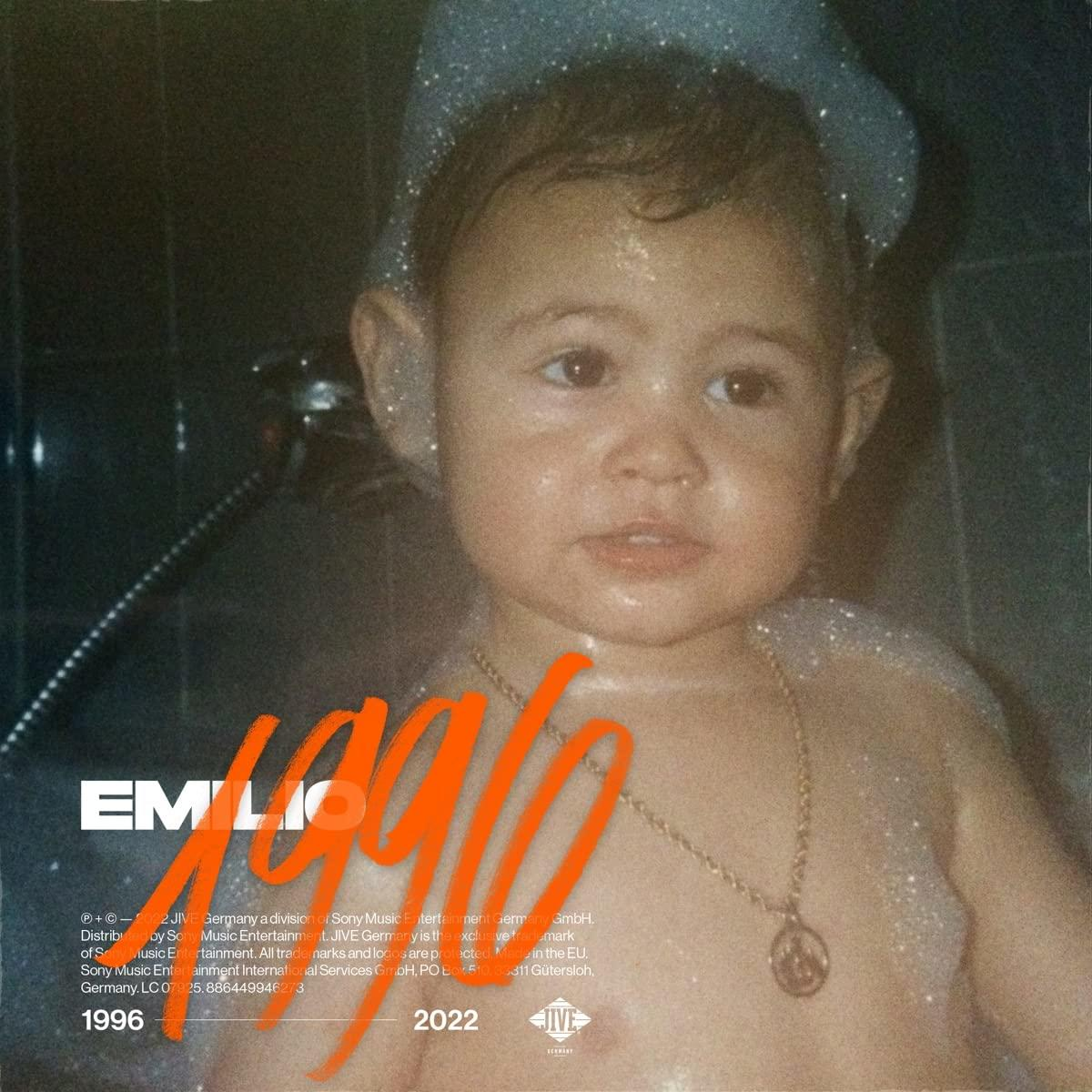 Ein Baby in der Badewanne mit Seifenblasen, mit "EMILIO 1996".