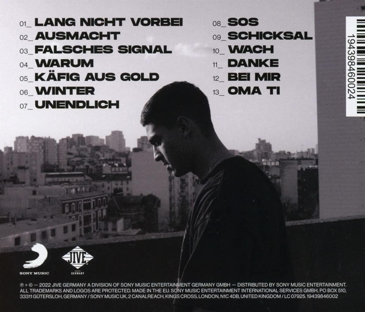 Mann im Profil vor Stadtkulisse mit Songtiteln und Barcode
