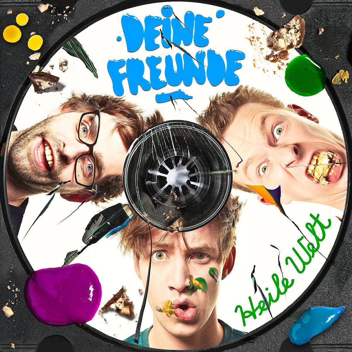 CD-Cover. Drei Männer mit Farbe und Essen im Gesicht. Text: Deine Freunde.