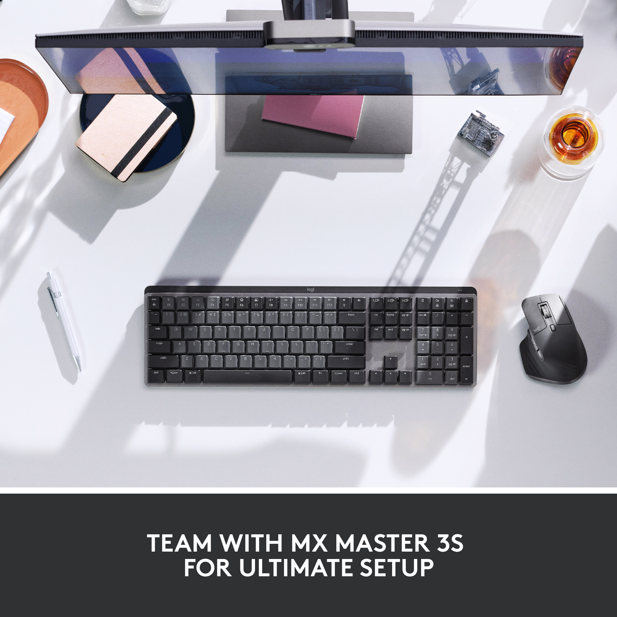 Schwarze Tastatur und Maus auf einem weißen Tisch.