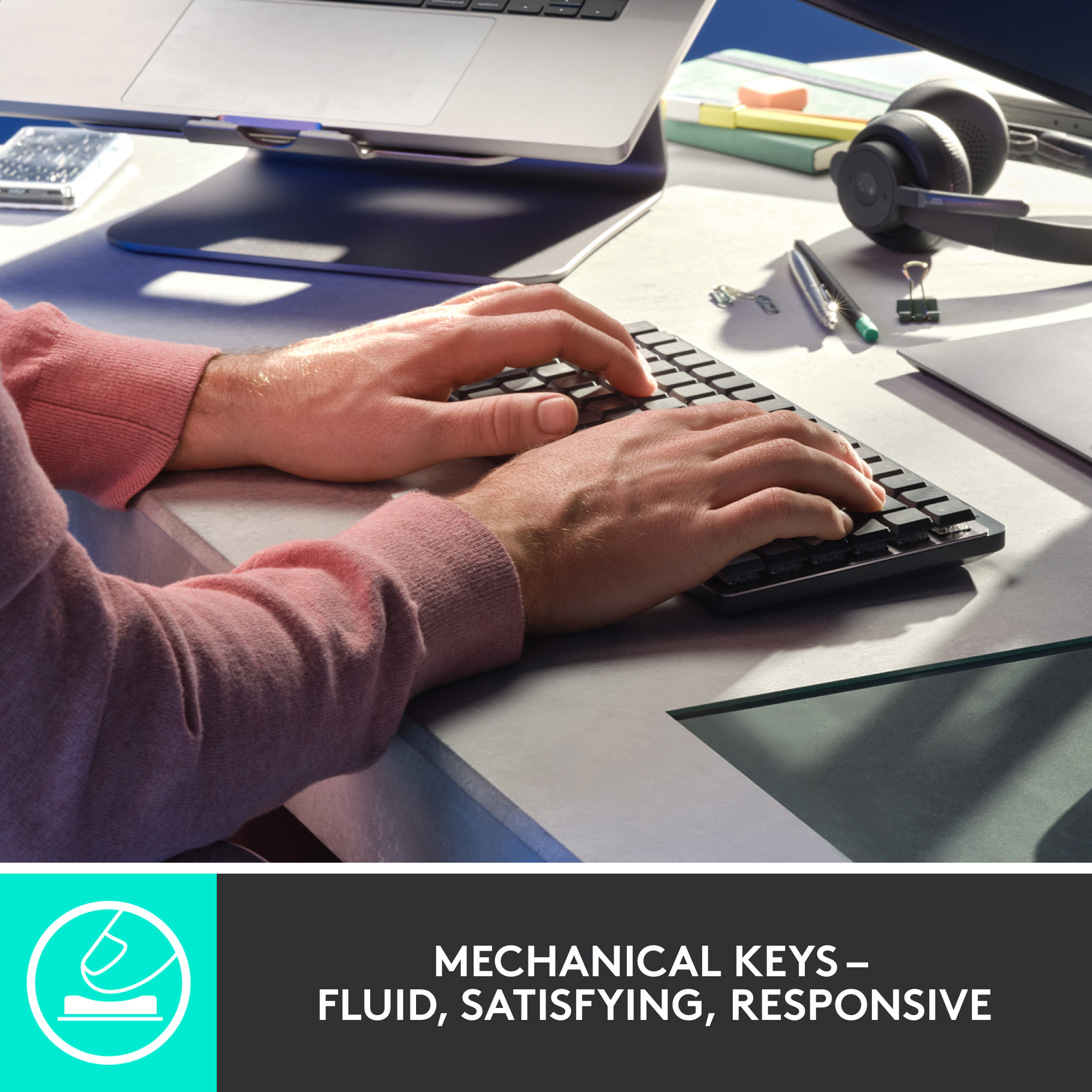 Mains tapant sur un clavier noir. Texte : 'TOUCHES MÉCANIQUES - FLUIDES, SATISFAISANTES, RÉACTIVES'.