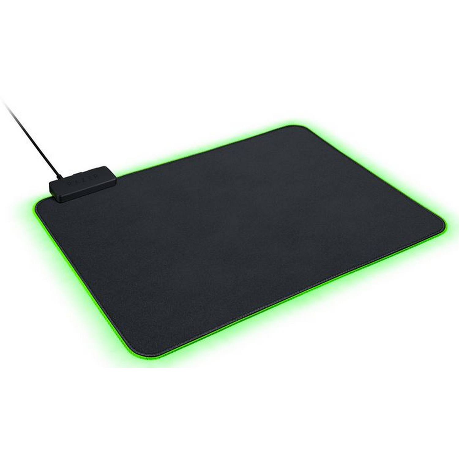 Una alfombrilla de ratón para juegos negra con bordes iluminados en verde, conectada a un cable negro y un enchufe USB.