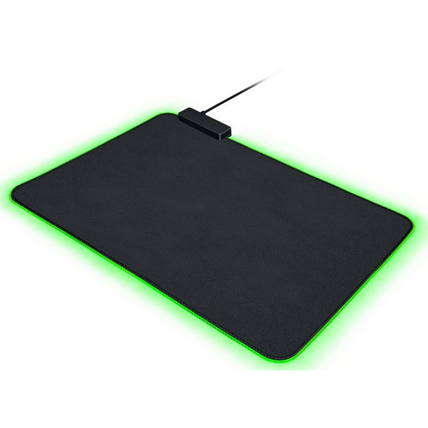 Una alfombrilla de ratón para juegos negra con bordes iluminados en verde, conectada a un cable negro y un enchufe USB.