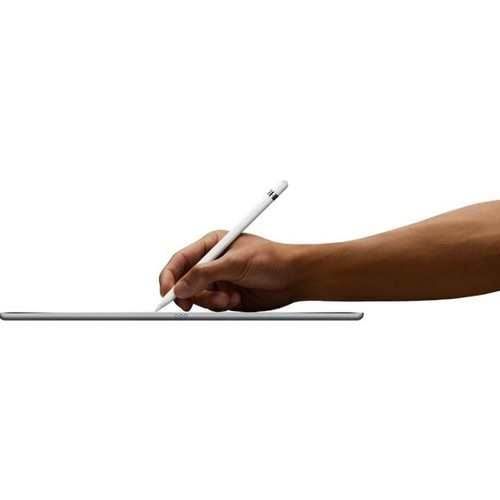 Bir el, bir tabletin üzerinde beyaz bir Apple Pencil tutuyor.