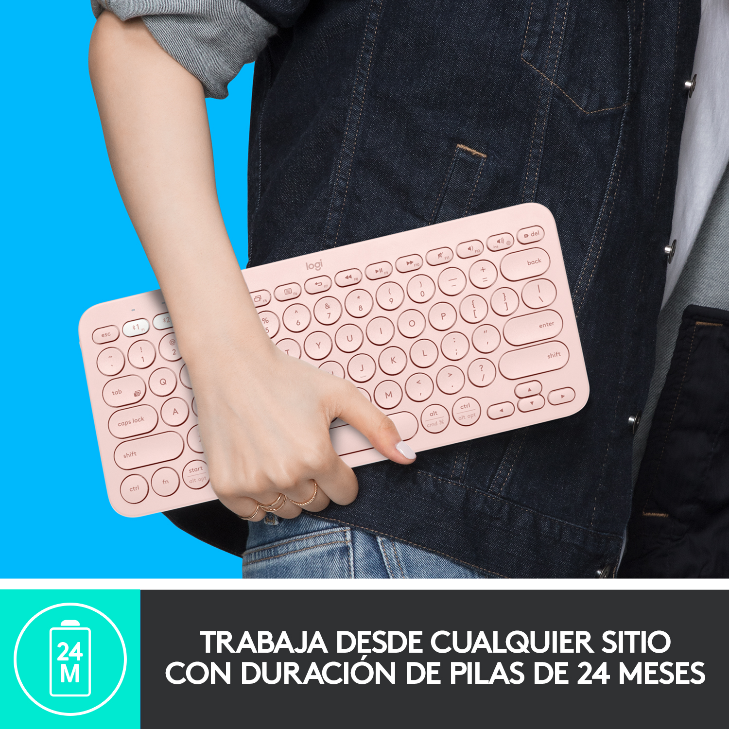 Una persona sosteniendo un teclado rosa. Letras y símbolos son visibles en el teclado.