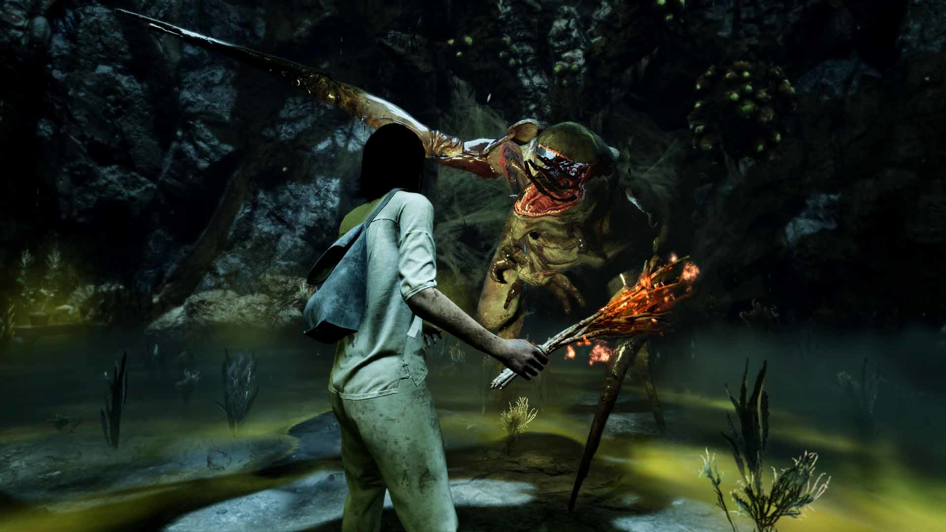 Una persona combatte un mostro con una torcia in un ambiente oscuro e paludoso.