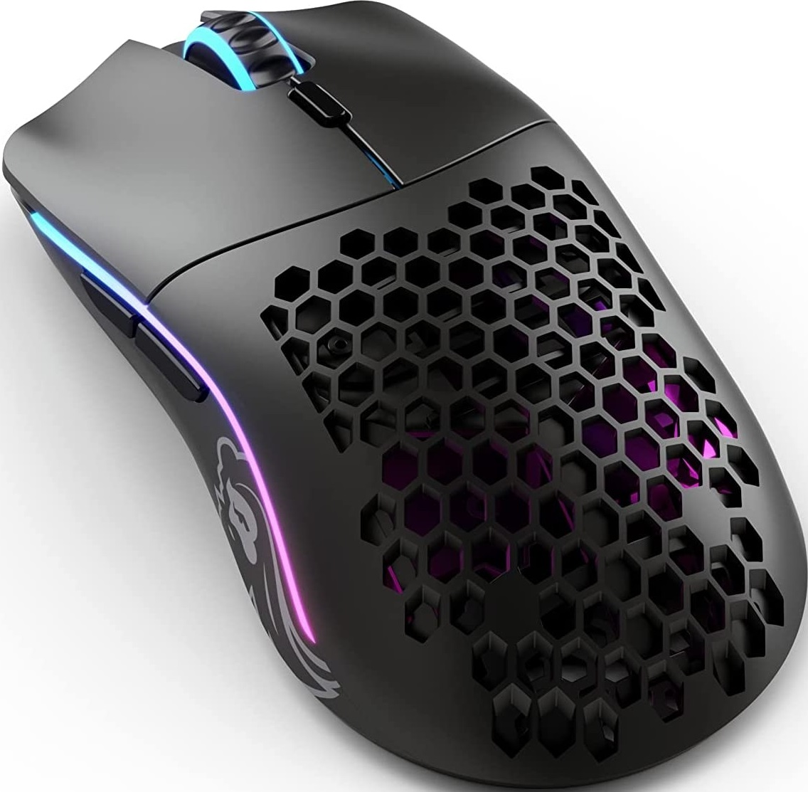 Eine schwarze Gaming-Maus mit Wabenmuster und RGB-Beleuchtung.