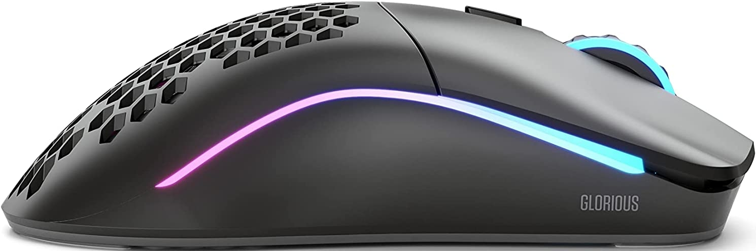 Schwarze Gaming-Maus mit Wabenmuster und RGB-Beleuchtung. Glorious-Label.
