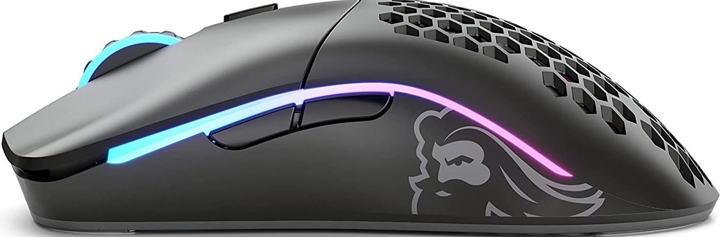 Schwarze Gaming-Maus mit Wabenmuster und beleuchteten Kanten.