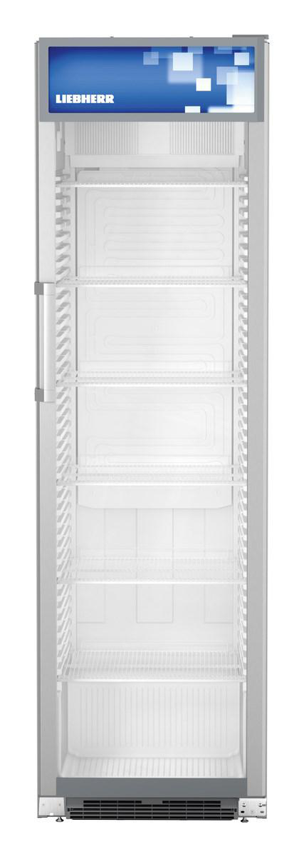 Liebherr Kühlschrank, hoch und silber, mit Glastür, die weiße Regale und Innenraum zeigt.