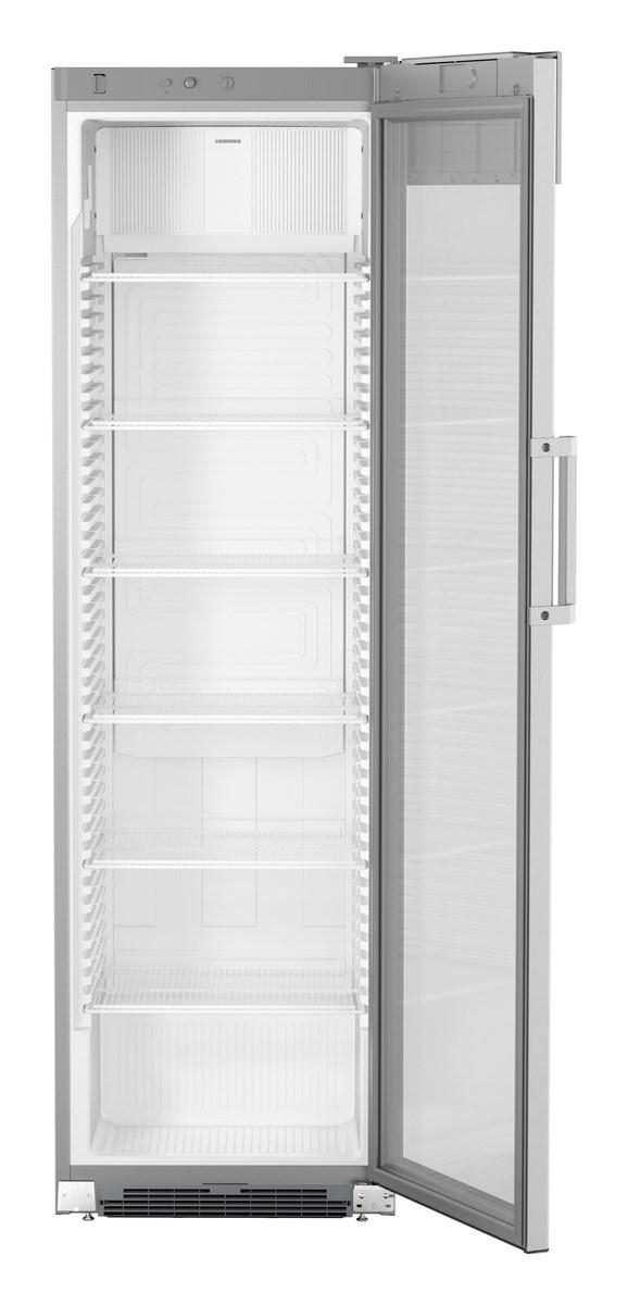 Ein leerer weißer Kühlschrank mit offener Tür.